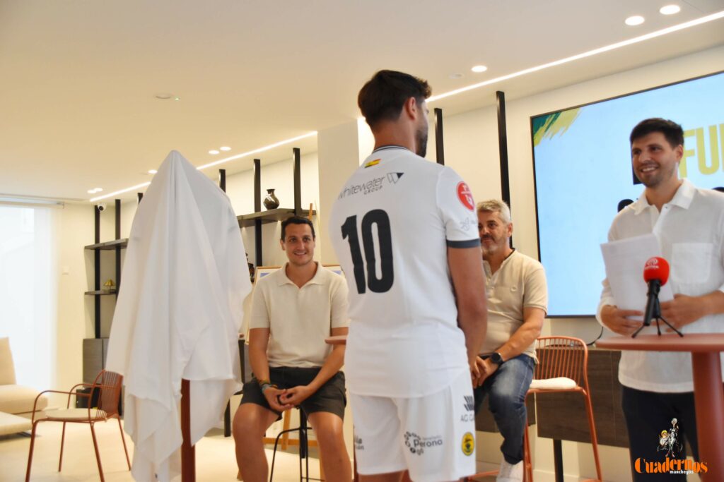 presentacion camiseta atleticotomelloso 15
