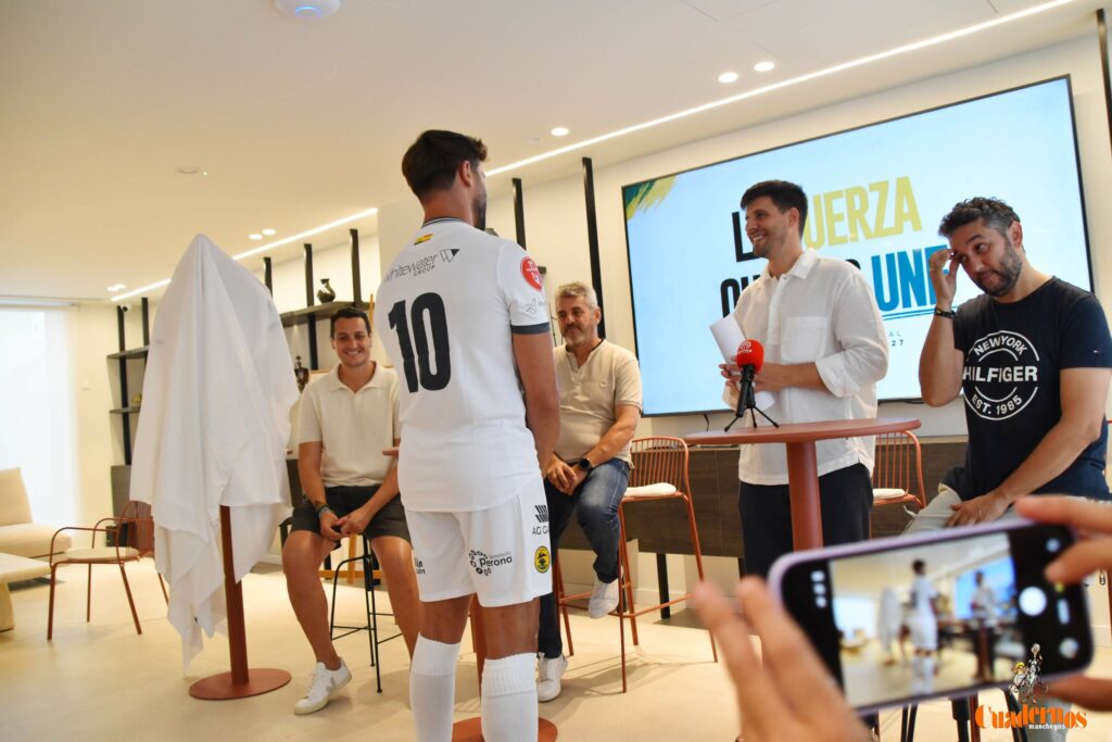 presentacion camiseta atleticotomelloso 16