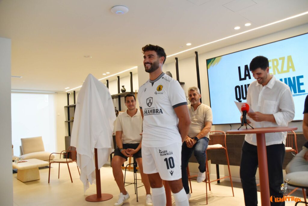 presentacion camiseta atleticotomelloso 17