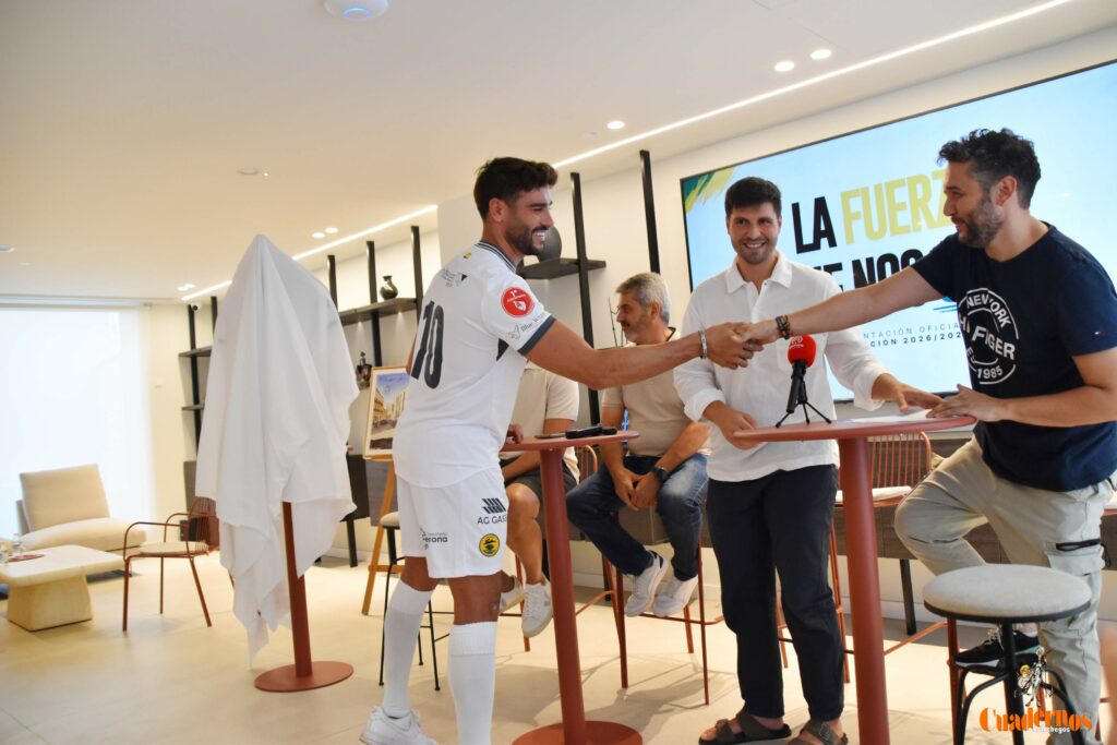 presentacion camiseta atleticotomelloso 19