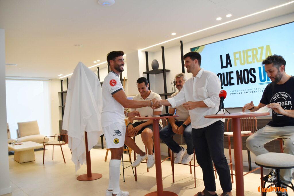 presentacion camiseta atleticotomelloso 20