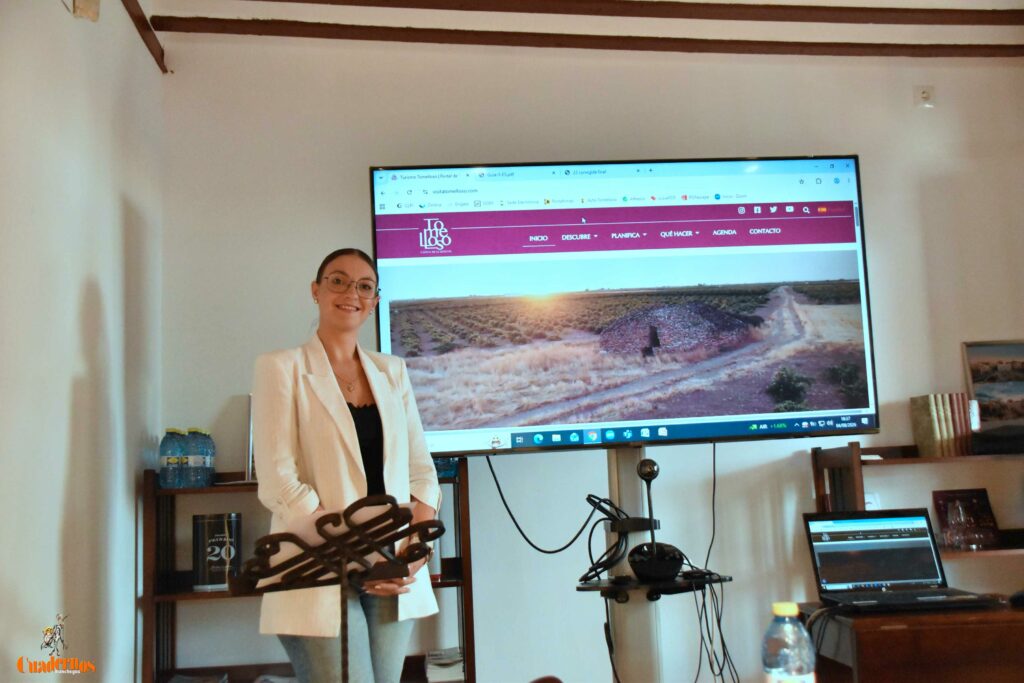 Tomelloso abre su Oficina de Turismo las 24 horas con 22 nuevas guías digitales 3 presentacion guitas turisticas ayuntamiento tomelloso 2