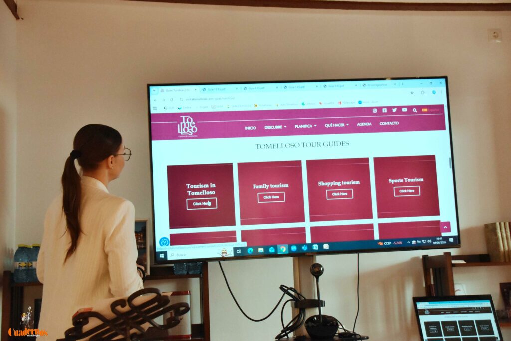 Tomelloso abre su Oficina de Turismo las 24 horas con 22 nuevas guías digitales 1 presentacion guitas turisticas ayuntamiento tomelloso 4