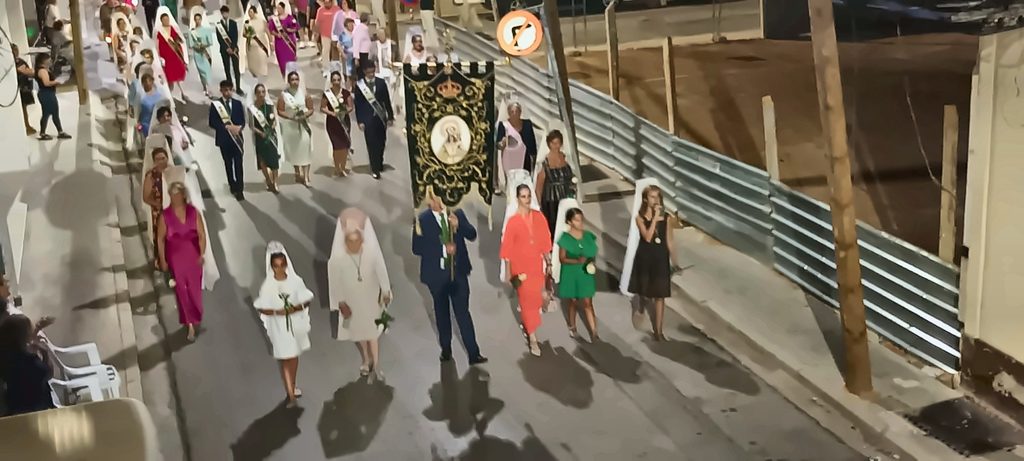 Una ciudad parada ante su Patrona: Tomelloso vive una noche de devoción con la Virgen de las Viñas 11 procesion virgen vinas tomelloso 8 mejorada 1