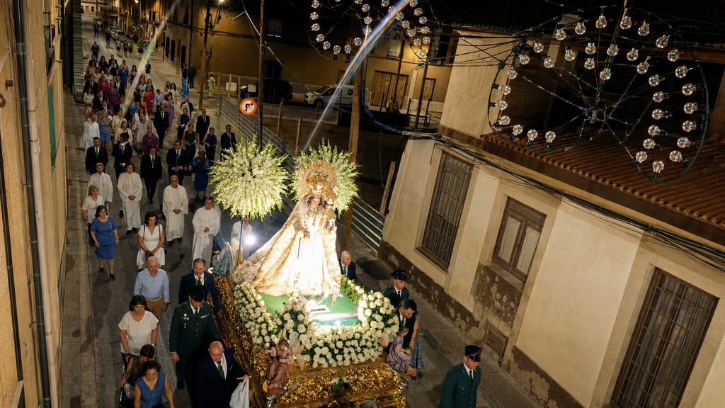 Una ciudad parada ante su Patrona: Tomelloso vive una noche de devoción con la Virgen de las Viñas 7 procesionvirgenvinastomelloso 6 1