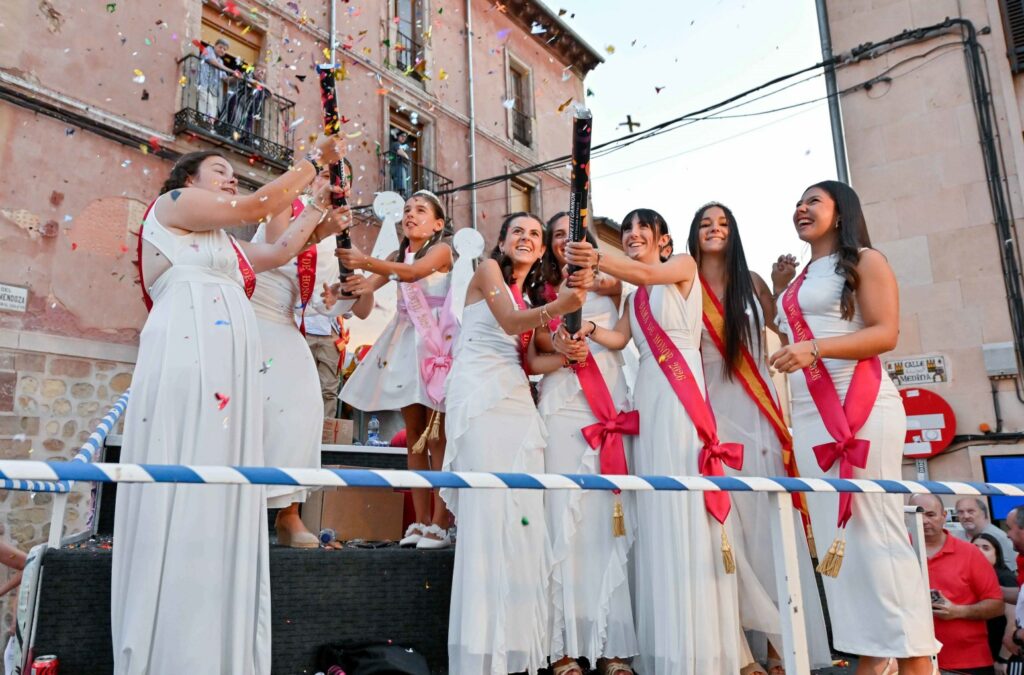 Sigüenza abre sus fiestas de San Roque y la Virgen de la Mayor al calor de sus peñas 1 siguenza chupinazo 10