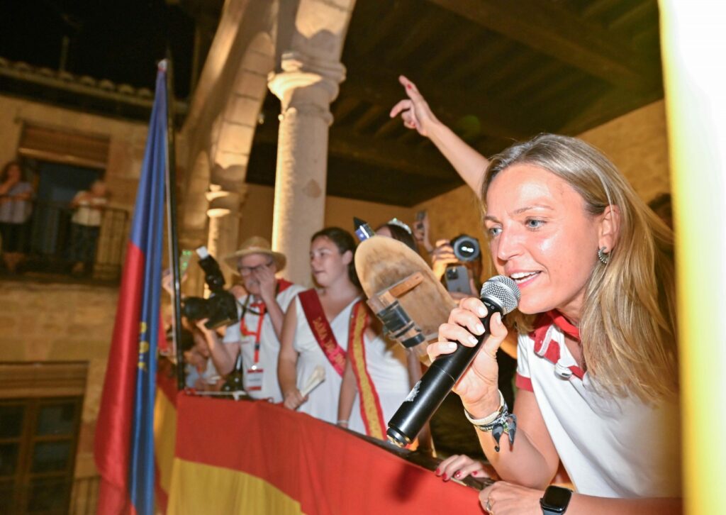 Sigüenza abre sus fiestas de San Roque y la Virgen de la Mayor al calor de sus peñas 2 siguenza chupinazo 11
