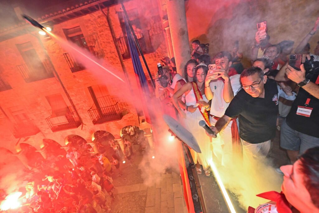 Sigüenza abre sus fiestas de San Roque y la Virgen de la Mayor al calor de sus peñas 3 siguenza chupinazo 12