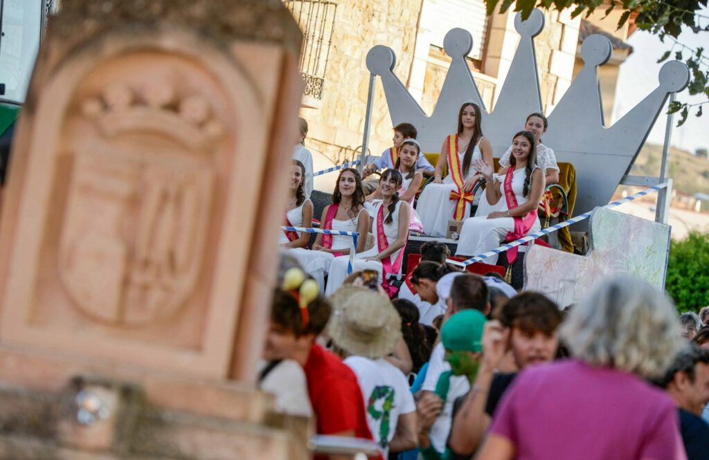Sigüenza abre sus fiestas de San Roque y la Virgen de la Mayor al calor de sus peñas 4 siguenza chupinazo 2