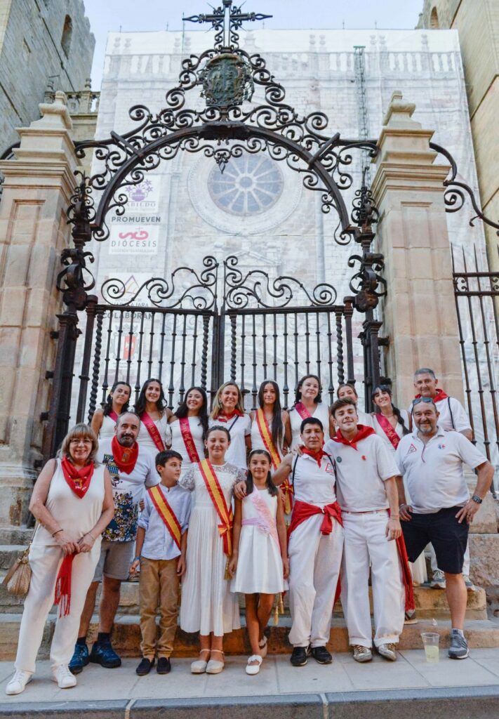 Sigüenza abre sus fiestas de San Roque y la Virgen de la Mayor al calor de sus peñas 7 siguenza chupinazo 5