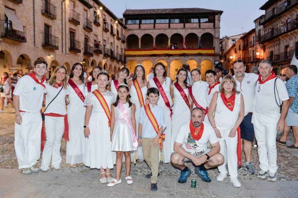 Sigüenza abre sus fiestas de San Roque y la Virgen de la Mayor al calor de sus peñas 8 siguenza chupinazo 6