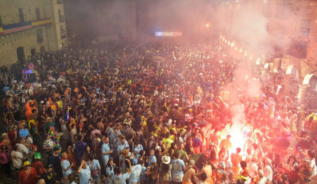 Sigüenza abre sus fiestas de San Roque y la Virgen de la Mayor al calor de sus peñas 9 siguenza chupinazo 7