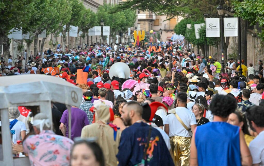 Sigüenza abre sus fiestas de San Roque y la Virgen de la Mayor al calor de sus peñas 11 siguenza chupinazo 9