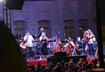 La Unión Musical Ciudad de Tomelloso conquista la Plaza de España con un espectacular viaje sinfónico a los grandes éxitos de los 2000 La Unión Musical Ciudad de Tomelloso conquista la Plaza de España con un espectacular viaje sinfónico a los grandes éxitos de los 2000