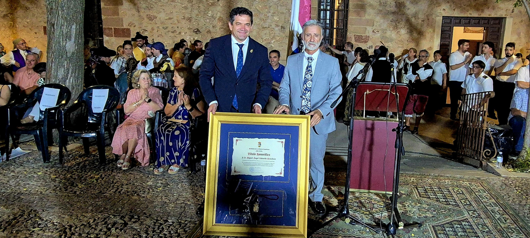 Valverde reafirma el compromiso de la Diputación con los pequeños municipios tras recibir la Medalla de la Villa de Fuenllana