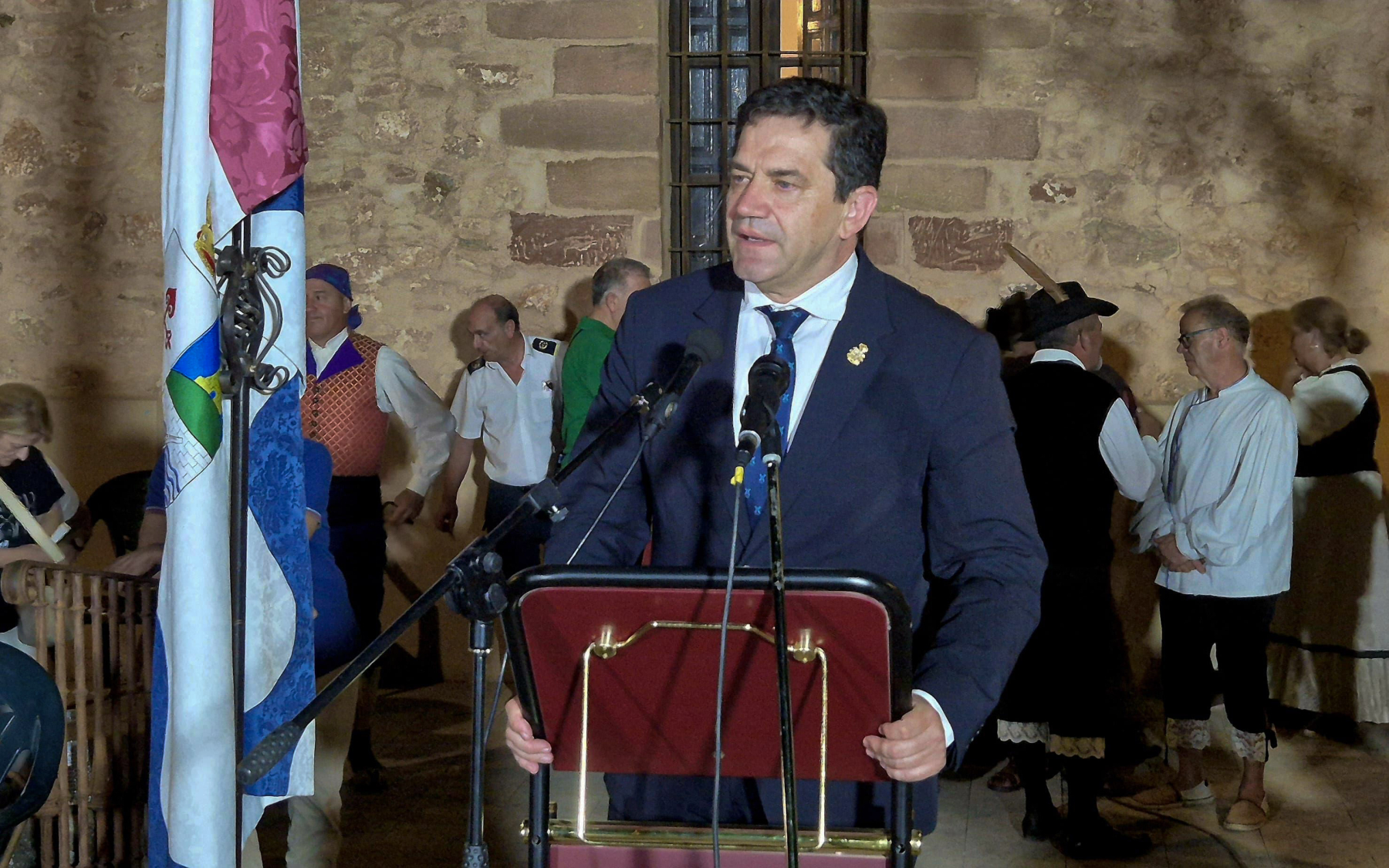 Valverde reafirma el compromiso de la Diputación de Ciudad Real con los pequeños municipios tras recibir la Medalla de la Villa de Fuenllana 2 Valverde reafirma el compromiso de la Diputación con los pequeños municipios tras recibir la Medalla de la Villa de Fuenllana