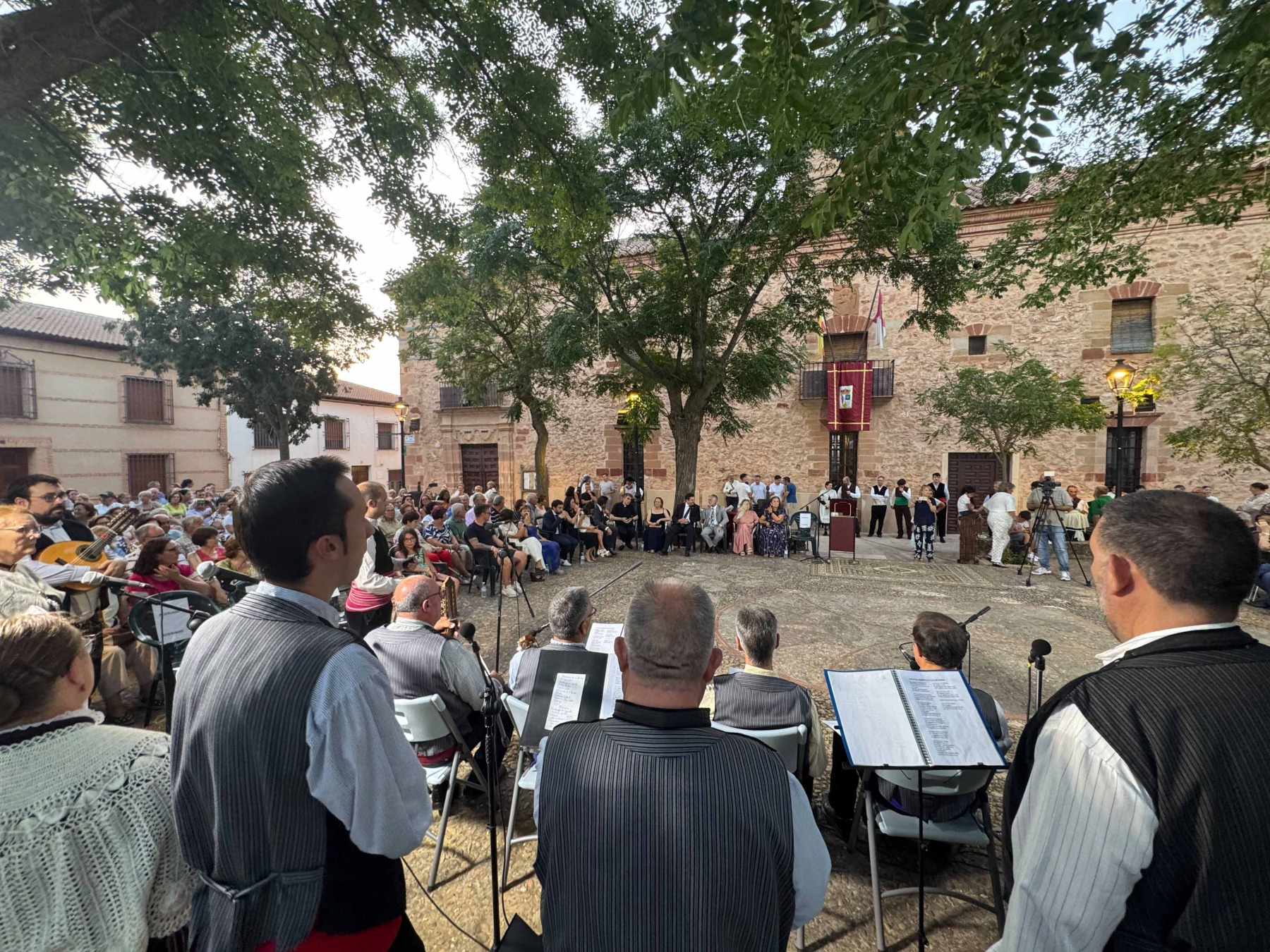 Valverde reafirma el compromiso de la Diputación de Ciudad Real con los pequeños municipios tras recibir la Medalla de la Villa de Fuenllana 7 Valverde reafirma el compromiso de la Diputación con los pequeños municipios tras recibir la Medalla de la Villa de Fuenllana