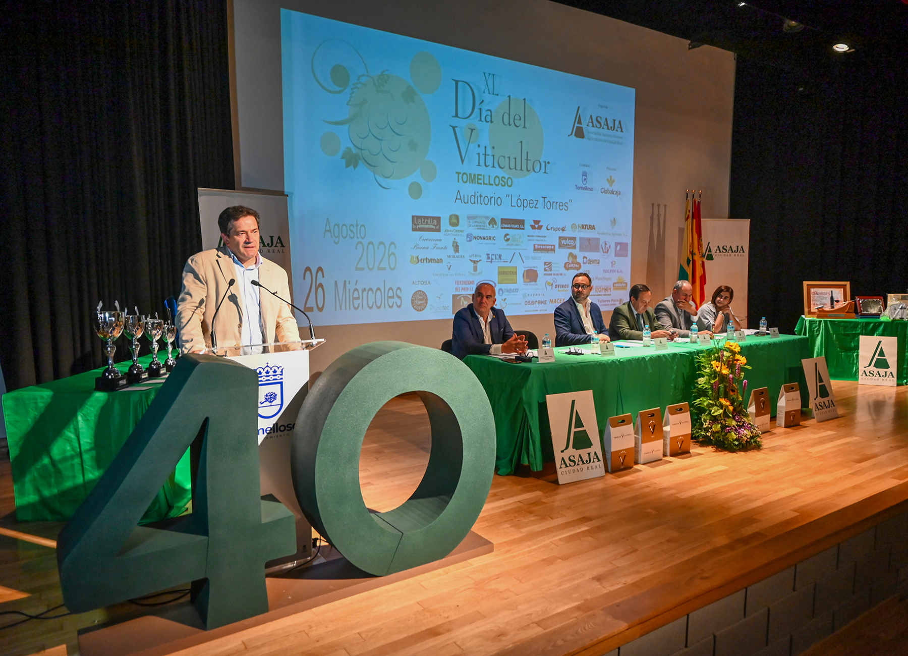 Valverde se suma a la reivindicación de prorrogar la Directiva Marco del Agua y reclama en Tomelloso soluciones que garanticen el futuro del sector en el 40 Día del Viticultor 1 Valverde se suma a la reivindicación de prorrogar la Directiva Marco del Agua y reclama en Tomelloso soluciones que garanticen el futuro del sector en el 40 Día del Viticultor