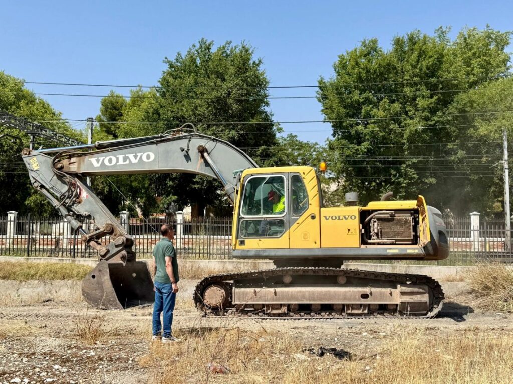 El Ayuntamiento de Villacañas y Consermancha hacen posible la limpieza del canal de aguas pluviales tras meses de espera por la avería de la maquinaria 2 villacanas comsermancha