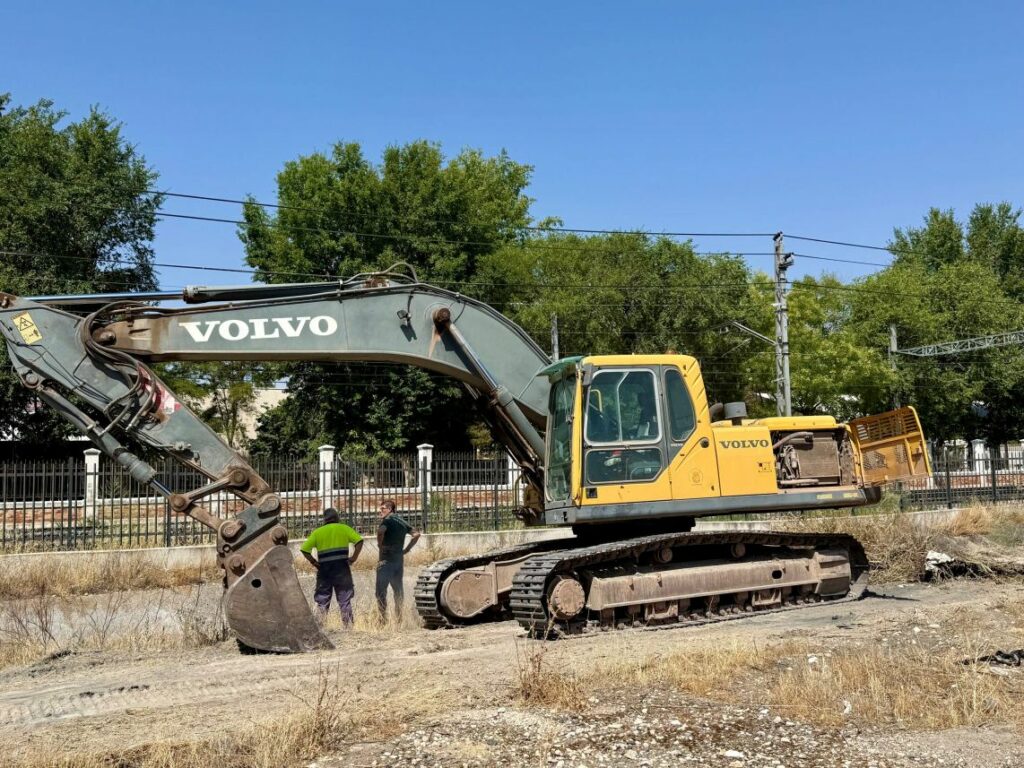 El Ayuntamiento de Villacañas y Consermancha hacen posible la limpieza del canal de aguas pluviales tras meses de espera por la avería de la maquinaria 1 villacanas comsermancha 2
