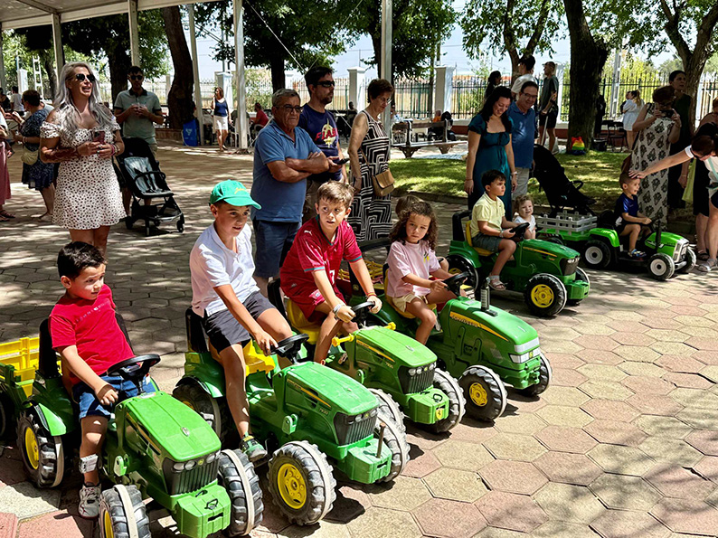 Villacañas celebra el Día del Agricultor con una cata de productos de la tierra y una tractorada infantil