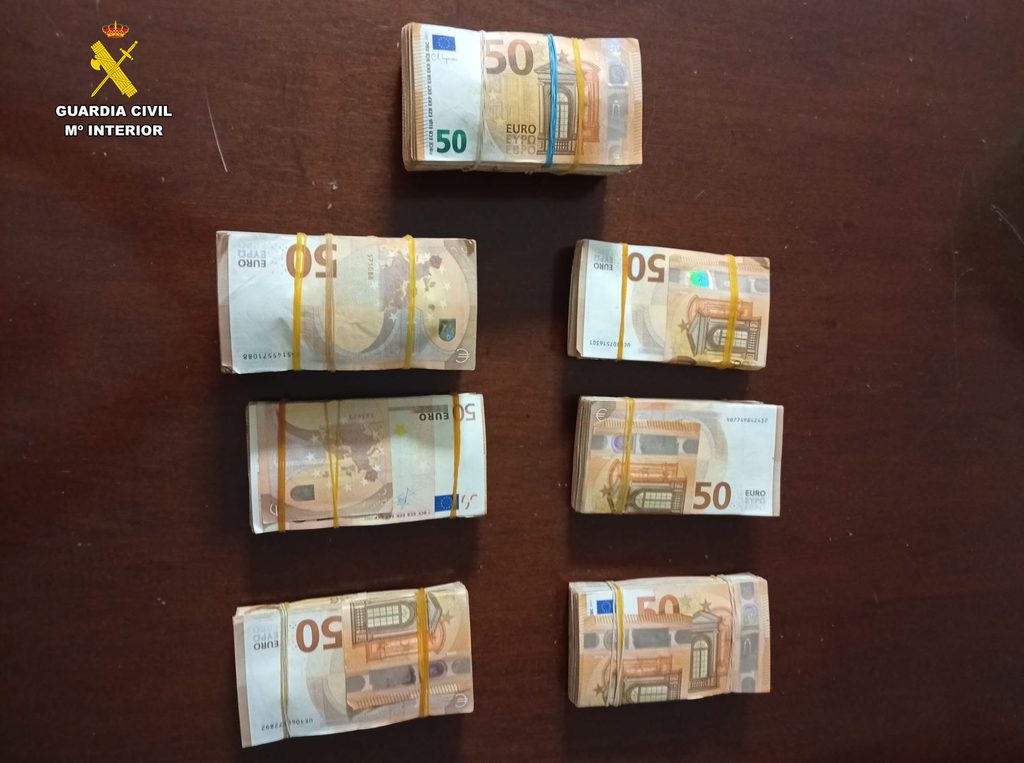 ¡100.000 euros escondidos en una caja de zapatos! La Guardia Civil descubre el dinero oculto en un coche en Albacete 1 100000 euros sin declarar