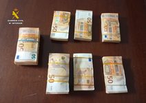 ¡100.000 euros escondidos en una caja de zapatos! La Guardia Civil descubre el dinero oculto en un coche en Albacete ¡100.000 euros escondidos en una caja de zapatos! La Guardia Civil descubre el dinero oculto en un coche en Albacete