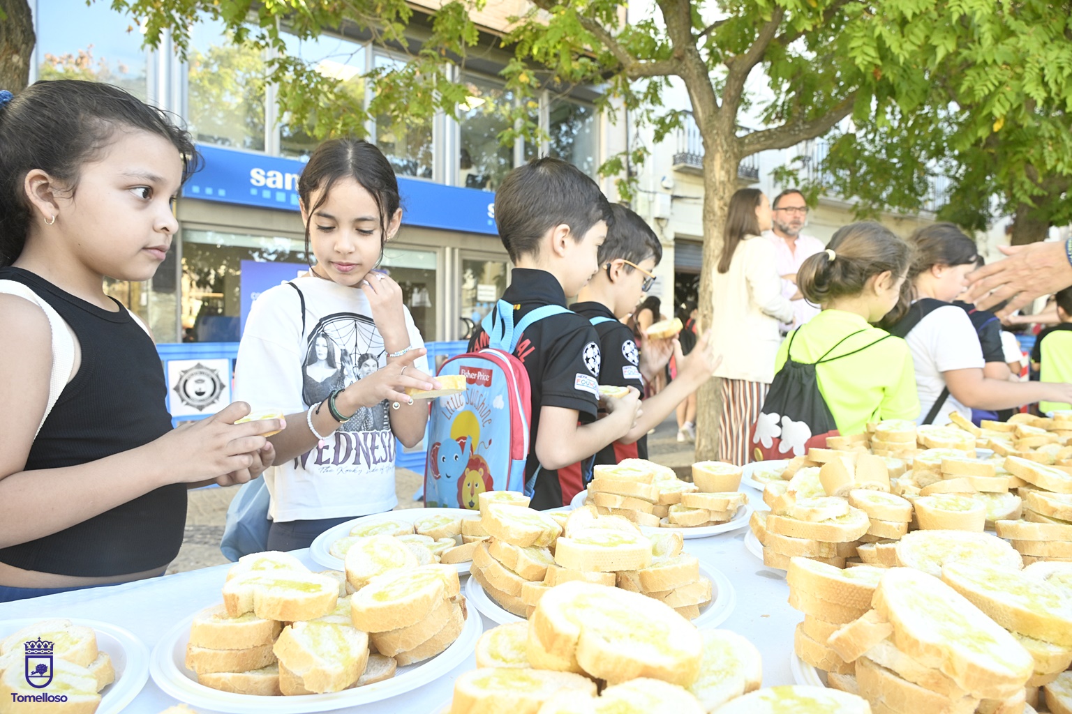 700 escolares llenan de deporte y energía la plaza de España de Tomelloso con “Deporte sin límites” 1 700 escolares de 14 colegios de Tomelloso participan en la Semana Europea de la Movilidad con la actividad “Deporte sin límites”