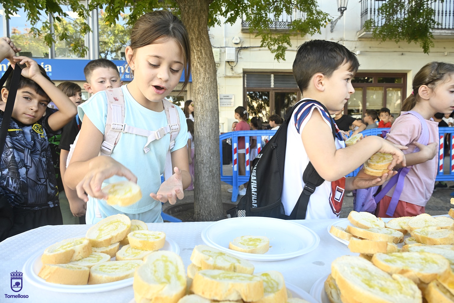 700 escolares llenan de deporte y energía la plaza de España de Tomelloso con “Deporte sin límites” 4 700 escolares de 14 colegios de Tomelloso participan en la Semana Europea de la Movilidad con la actividad “Deporte sin límites”
