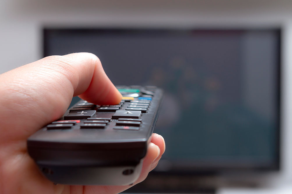 El consumo fantasma de televisores, consolas y ordenadores: cómo reducir electricidad sin dejar de usarlos