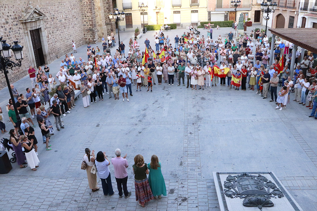Unas 300 personas arroparon a Ceuta desde la Plaza Mayor de Almodóvar del Campo