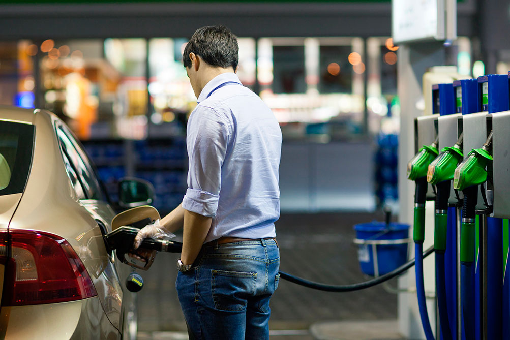 Cómo gastar menos gasolina: los hábitos al volante que realmente aumentan el consumo