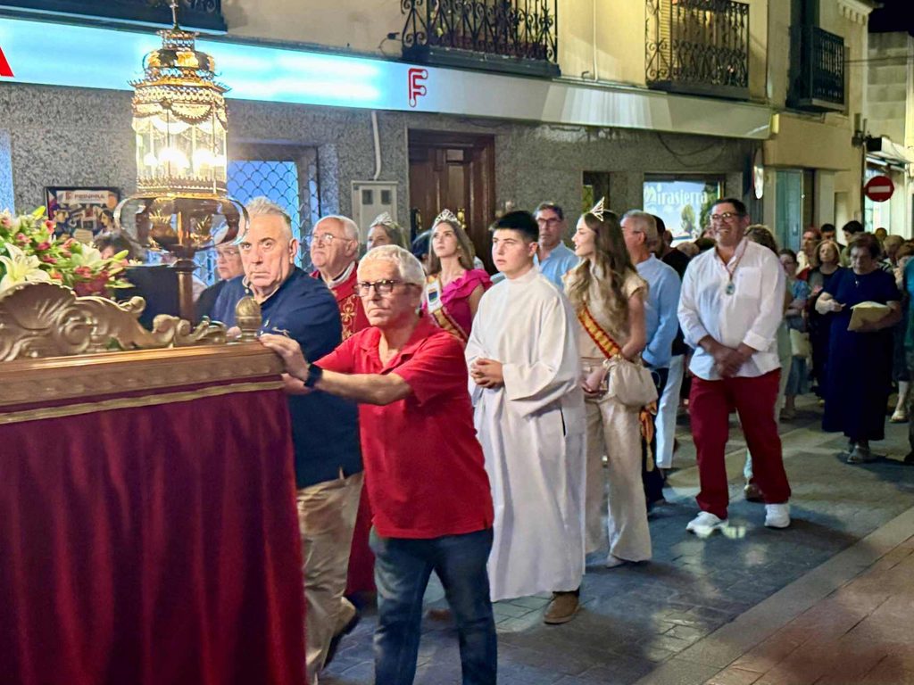 Las calles de Villacañas se llenan de recogimiento para acompañar al Cristo del Coloquio 4 Las calles de Villacañas se llenan de recogimiento para acompañar al Cristo del Coloquio