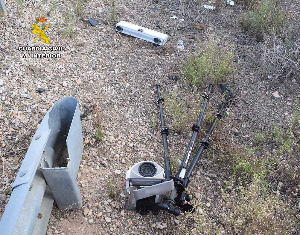 Intenta llevarse un radar de la Guardia Civil en patinete, huye por caminos y acaba identificado en La Roda