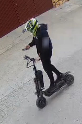 Intenta llevarse un radar de la Guardia Civil en patinete, huye por caminos y acaba identificado en La Roda 1 Intenta llevarse un radar de la Guardia Civil en patinete, huye por caminos y acaba identificado en La Roda