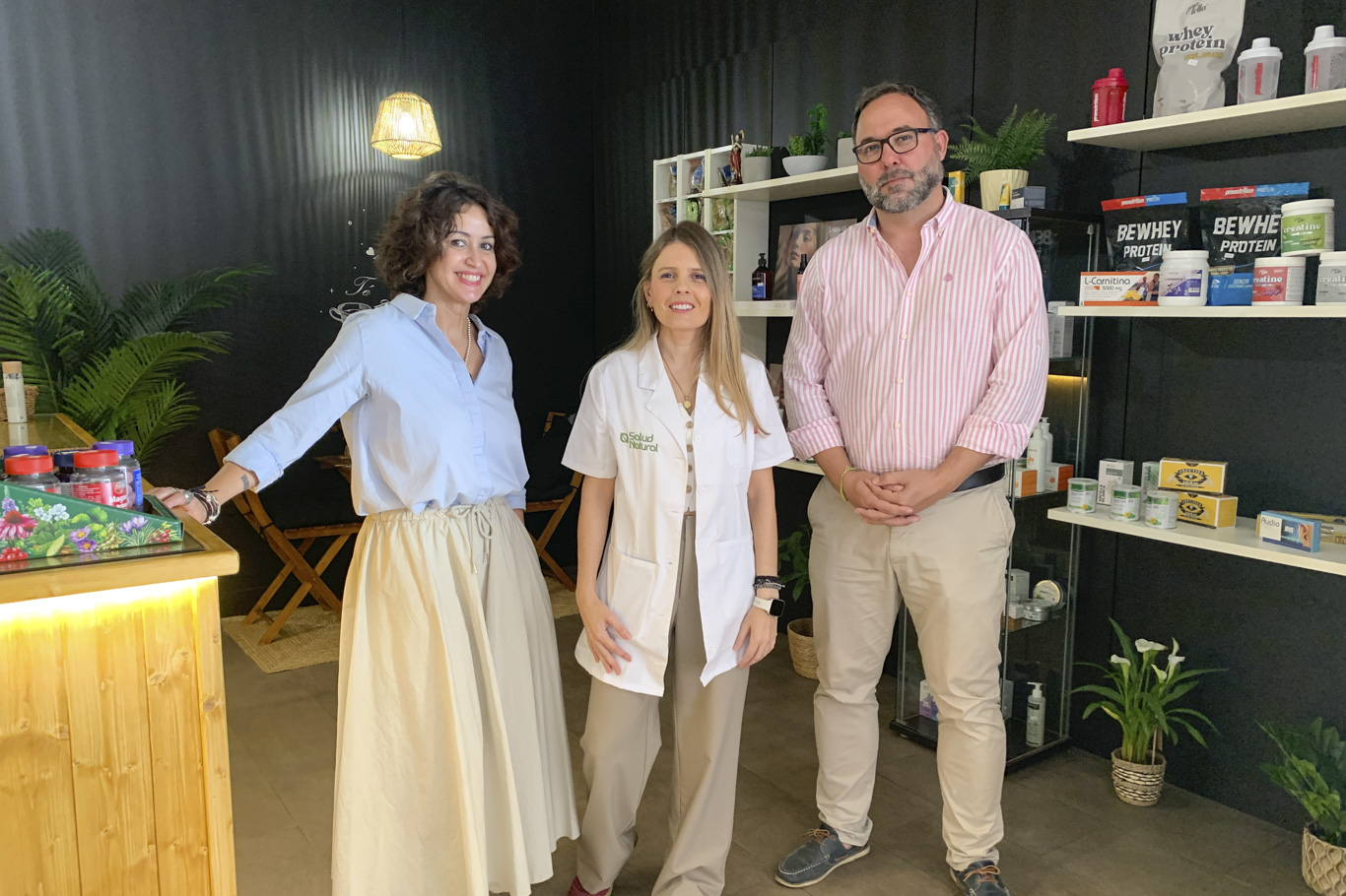 El alcalde visita el nuevo herbolario Salud Natural, una iniciativa empresarial que amplía la oferta comercial de la ciudad
