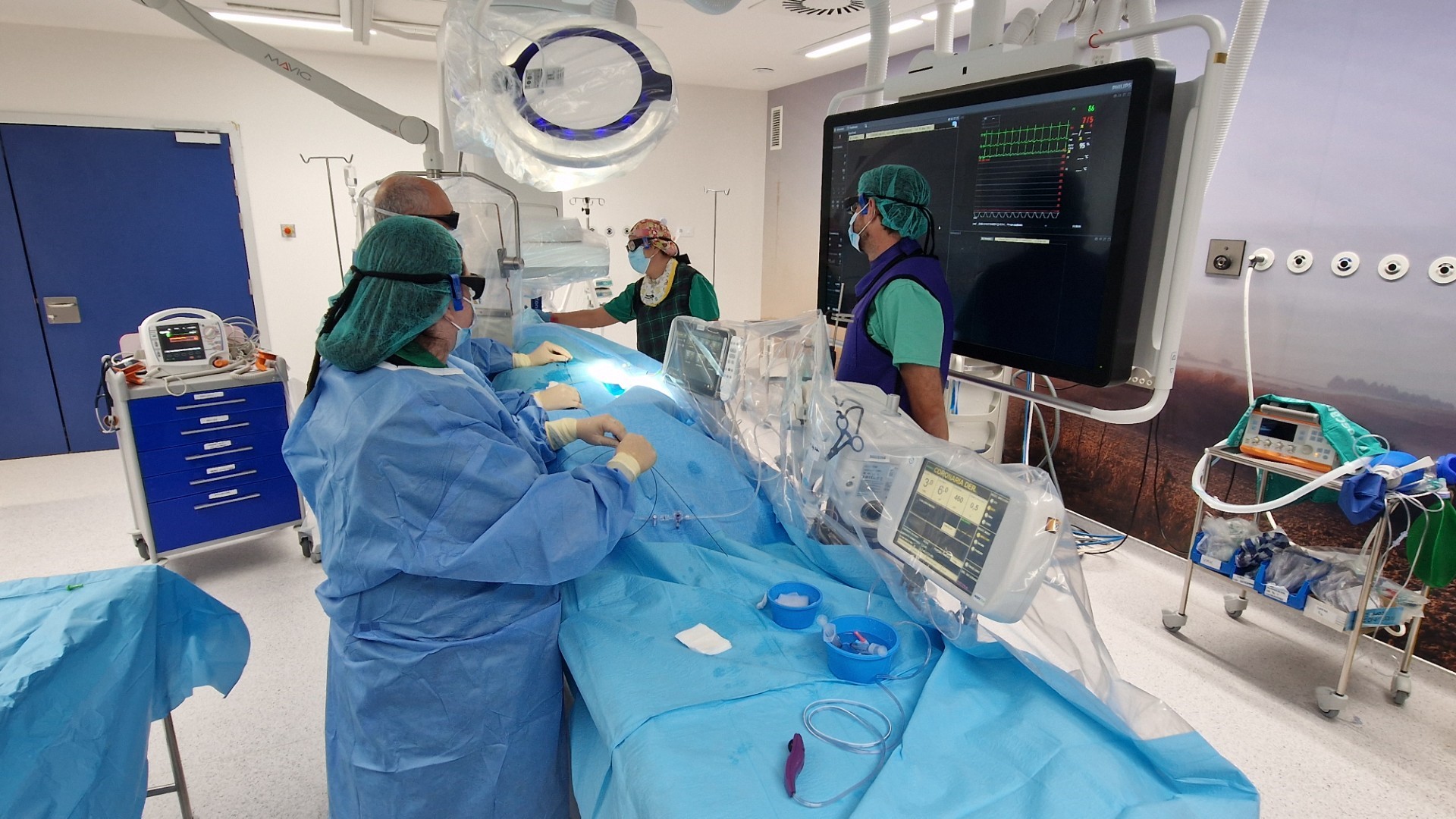 El Hospital Universitario de Cuenca incorpora tecnología IVUS para realizar angioplastias coronarias complejas sin desplazamientos 1 El Gobierno de Castilla-La Mancha dota al Hospital Universitario de Cuenca de tecnología IVUS para optimizar las angioplastias coronarias complejas