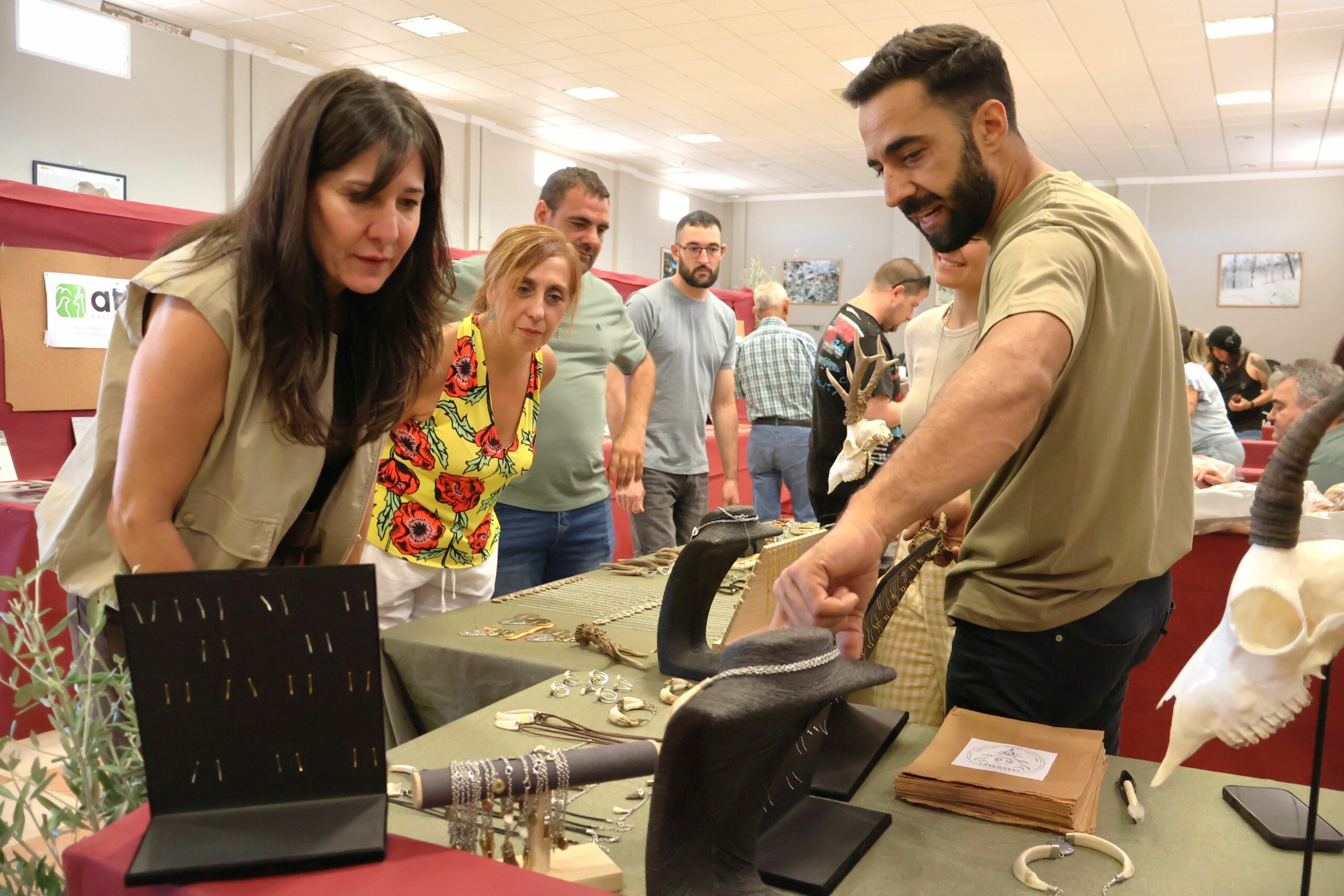 La caza refuerza su peso económico y rural en Castilla-La Mancha con cerca de 1.000 millones de euros al año 6 El Gobierno de Castilla-La Mancha reivindica la caza como actividad económica y elemento de fijación de población en el medio rural