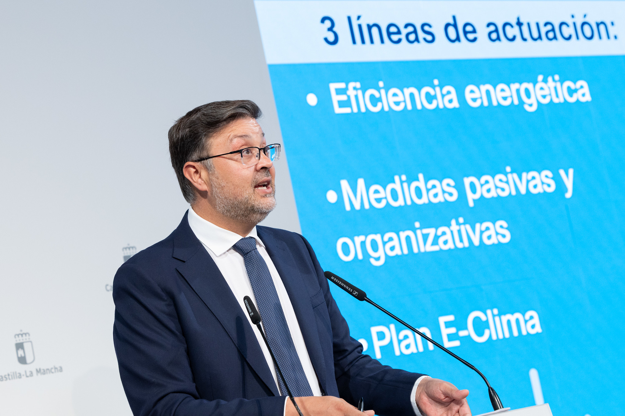 El Gobierno de CLM pone en marcha el Plan E-Clima para mejorar el confort térmico de las aulas, principalmente ante episodios de altas temperaturas 1 El Gobierno regional pone en marcha el Plan E-Clima para mejorar el confort térmico de las aulas, principalmente ante episodios de altas temperaturas