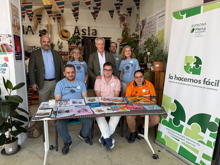 Eurocaja Rural visita el stand de ASPRONA en la Feria de Albacete