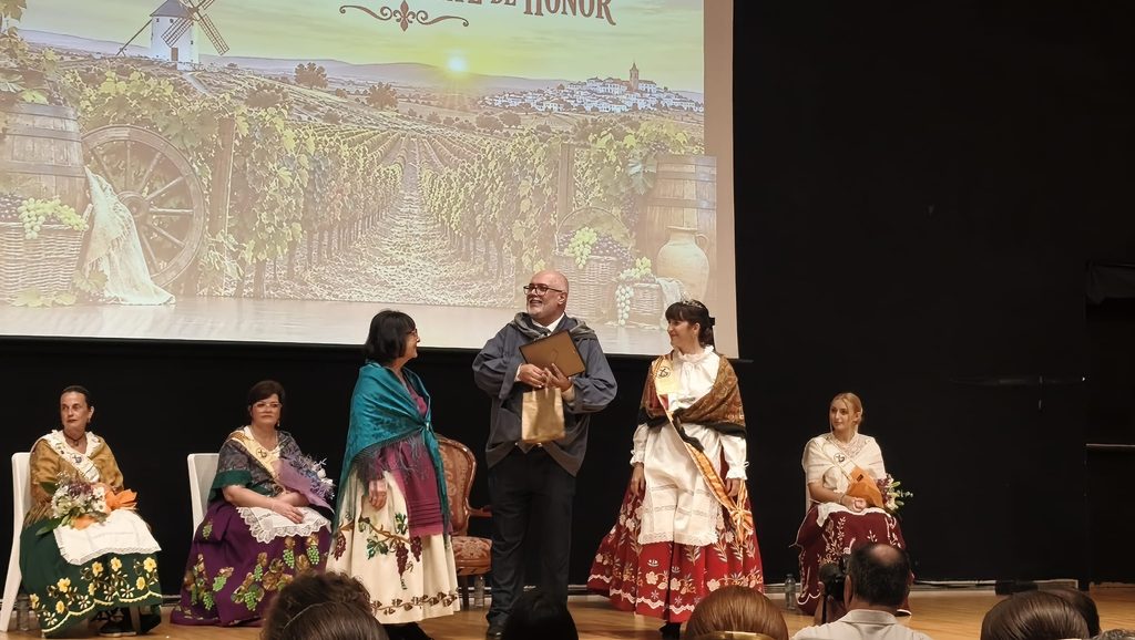 Alejandro Ramírez Soriano reivindica las raíces de Tomelloso en el XXXII Festival de la Vendimia celebrado en Benidorm 4 festival vendimia benidorm 3