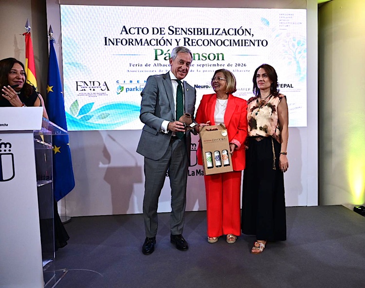 Fundación Eurocaja Rural recibe el reconocimiento de la Asociación de Parkinson de Villarrobledo por su sensibilización con enfermedades neurodegenerativas