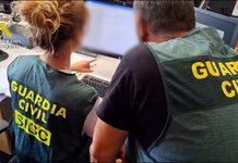La Guardia Civil detiene a cinco jóvenes por una agresión tránsfoba y delitos de odio en Asturias La Guardia Civil detiene a cinco jóvenes por una agresión tránsfoba y delitos de odio en Asturias Cinco hombres de entre 18 y 20 años han sido detenidos por la Guardia Civil por una agresión física y verbal contra una mujer en Piedras Blancas (Asturias) motivada presuntamente por su identidad de género. La víctima sufrió amenazas de muerte, insultos tránsfobos y lesiones que requirieron asistencia hospitalaria. A los arrestados se les atribuyen delitos de odio, lesiones, amenazas y daños con agravante de motivación discriminatoria. Tres de ellos ya habían sido investigados y detenidos en 2025 por otros delitos de odio y discriminación, mientras que las diligencias han sido remitidas al Tribunal de Instancia de Avilés. 🔗 Más información en: https://www.cuadernosmanchegos.com/mas/nacional/la-guardia-civil-detiene-a-cinco-jovenes-por-una-agresion-transfoba-y-delitos-de-odio-en-asturias/