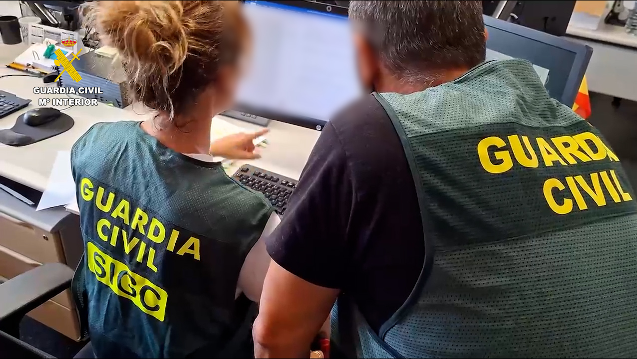 La Guardia Civil detiene a cinco jóvenes por una agresión tránsfoba y delitos de odio en Asturias Cinco hombres de entre 18 y 20 años han sido detenidos por la Guardia Civil por una agresión física y verbal contra una mujer en Piedras Blancas (Asturias) motivada presuntamente por su identidad de género. La víctima sufrió amenazas de muerte, insultos tránsfobos y lesiones que requirieron asistencia hospitalaria. A los arrestados se les atribuyen delitos de odio, lesiones, amenazas y daños con agravante de motivación discriminatoria. Tres de ellos ya habían sido investigados y detenidos en 2025 por otros delitos de odio y discriminación, mientras que las diligencias han sido remitidas al Tribunal de Instancia de Avilés. 🔗 Más información en: https://www.cuadernosmanchegos.com/mas/nacional/la-guardia-civil-detiene-a-cinco-jovenes-por-una-agresion-transfoba-y-delitos-de-odio-en-asturias/