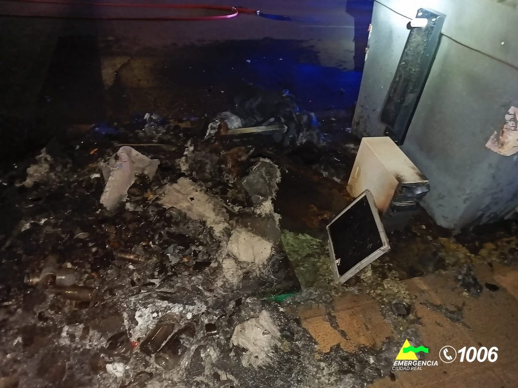 Un incendio calcina tres contenedores en Ciudad Real y afecta a un turismo estacionado junto a ellos 3 incendio contenedores ciudad real