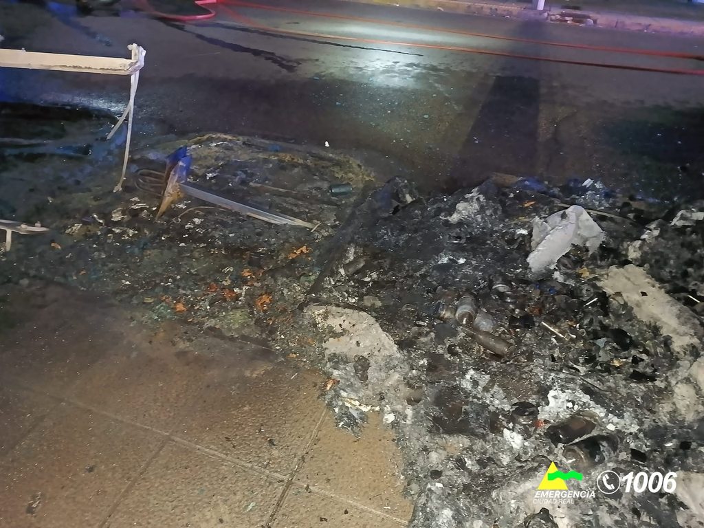 Un incendio calcina tres contenedores en Ciudad Real y afecta a un turismo estacionado junto a ellos 2 incendio contenedores ciudad real 2