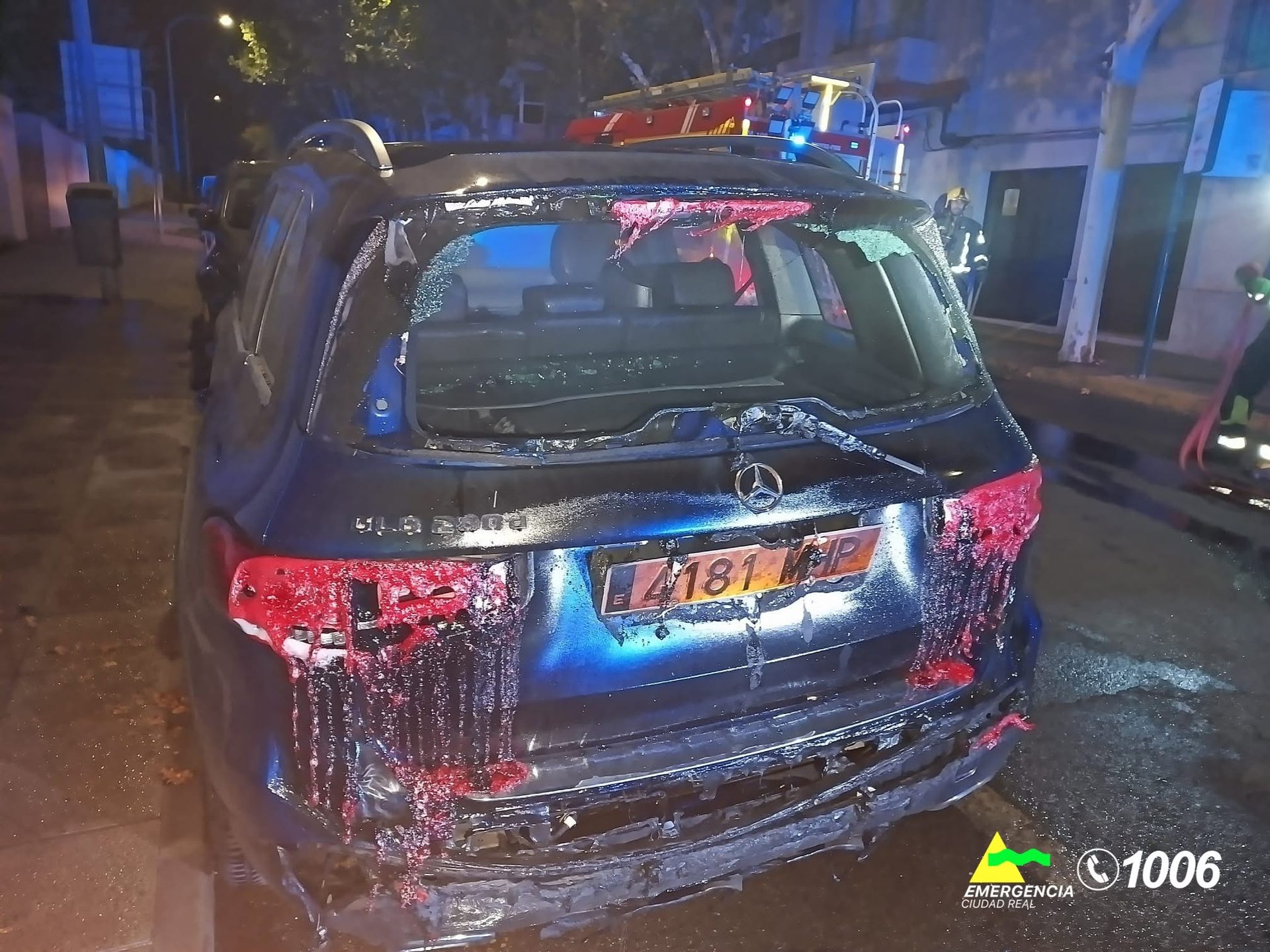 Un incendio calcina tres contenedores en Ciudad Real y afecta a un turismo estacionado junto a ellos