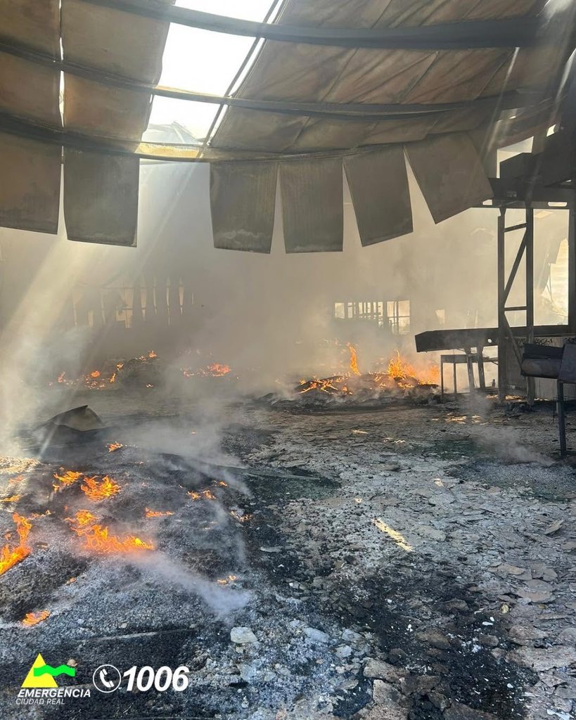 Bomberos de Tomelloso, Alcázar y Manzanares actúan en un grave incendio en Cinco Casas 7 incendio nave cinco casas 3