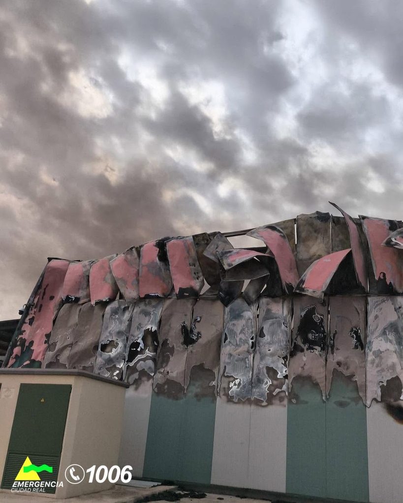 Bomberos de Tomelloso, Alcázar y Manzanares actúan en un grave incendio en Cinco Casas 4 incendio nave cinco casas 6