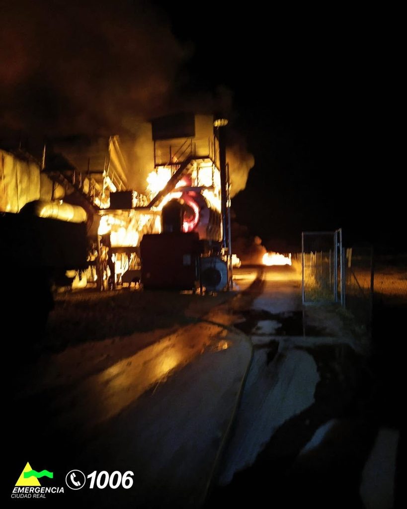 Bomberos de Tomelloso, Alcázar y Manzanares actúan en un grave incendio en Cinco Casas 3 incendio nave cinco casas 7